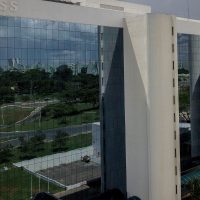 Imagem referente a Governo antecipa 13º de aposentados do INSS para abril e maio