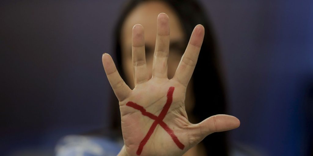 Jovem de 21 anos bate em esposa de 33 anos e chama a polícia