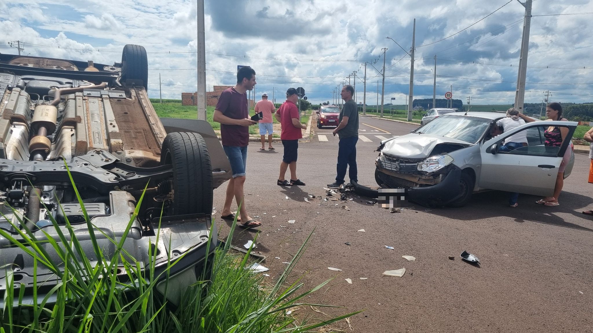 Após capotamento vítimas ficam feridas e Fox Paulistinha foge assustada no Parque Verde Após capotamento vítimas ficam feridas e Fox Paulistinha foge assustada no Parque Verde