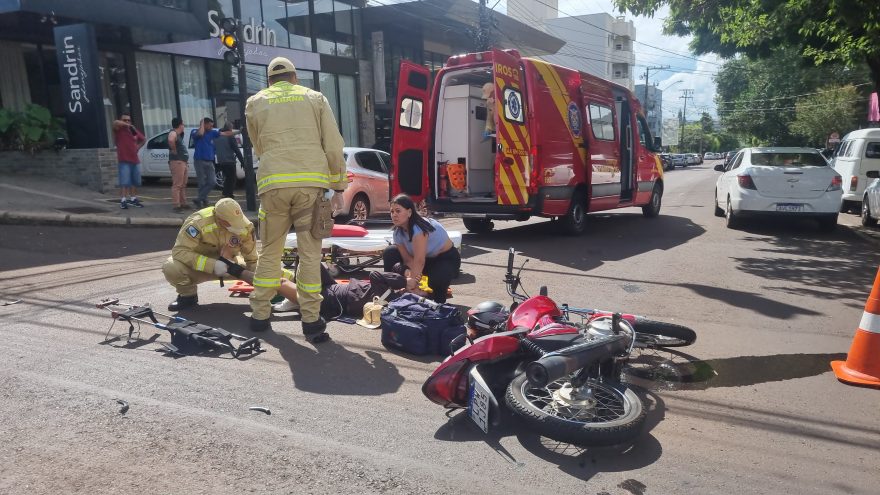 Mulher fica ferida ao colidir motocicleta com Kombi no Centro de Cascavel