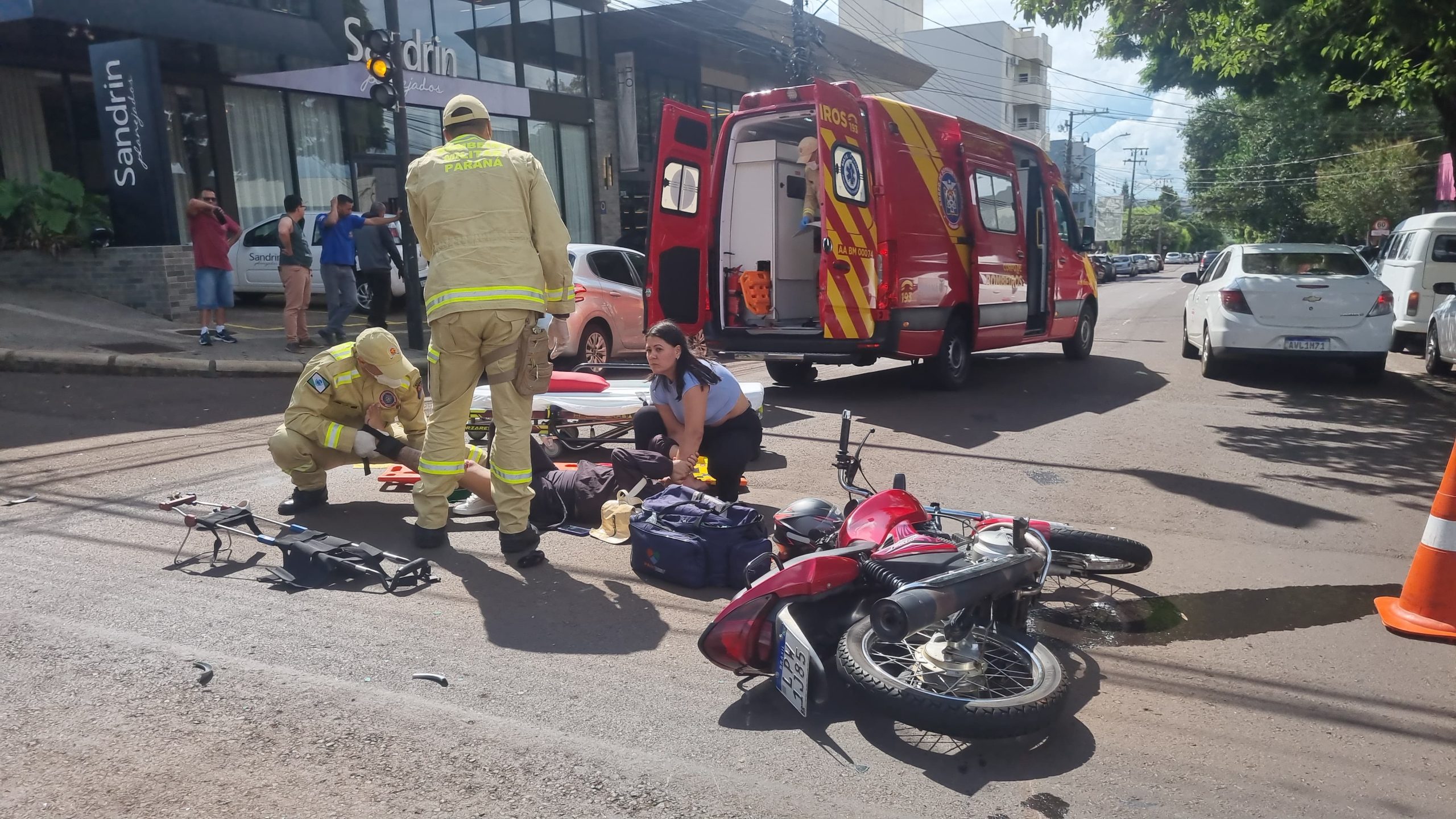 Mulher fica ferida ao colidir motocicleta com Kombi no Centro de Cascavel Mulher fica ferida ao colidir motocicleta com Kombi no Centro de Cascavel