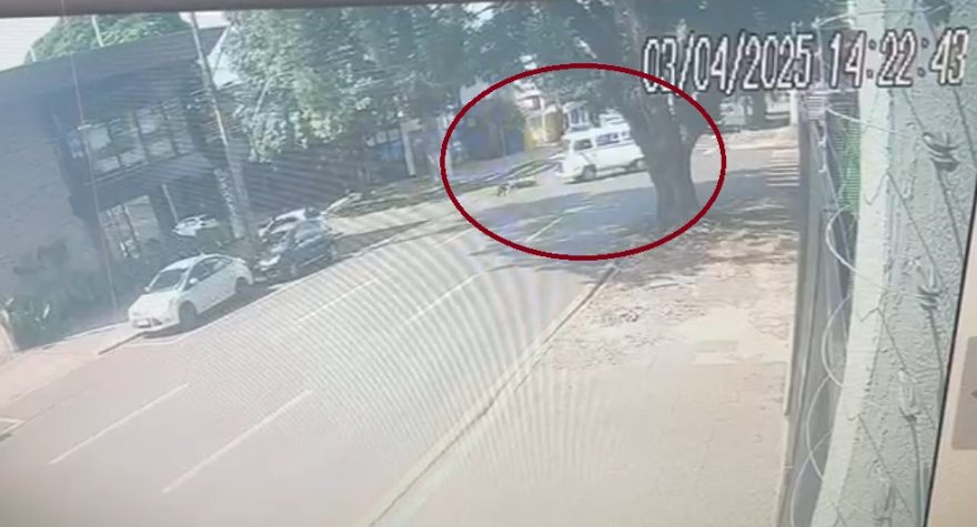 Câmera registra momento exato de grave acidente entre moto e Kombi no Centro de Cascavel