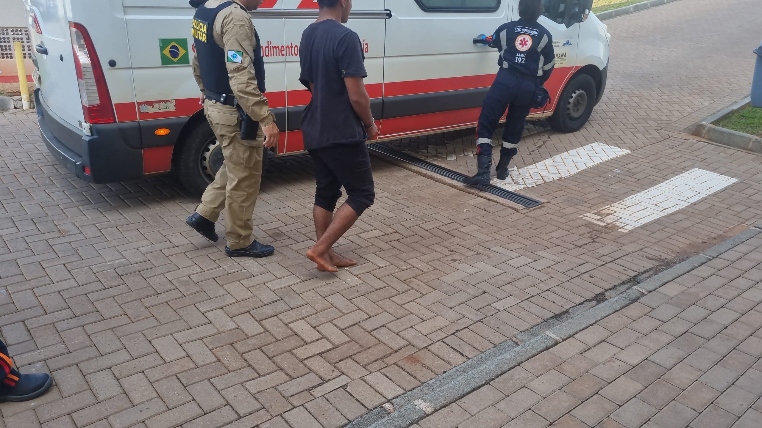 Ladrão que apanhou durante tentativa de assalto em residência é socorrido pelo Samu Ladrão que apanhou durante tentativa de assalto em residência é socorrido pelo Samu