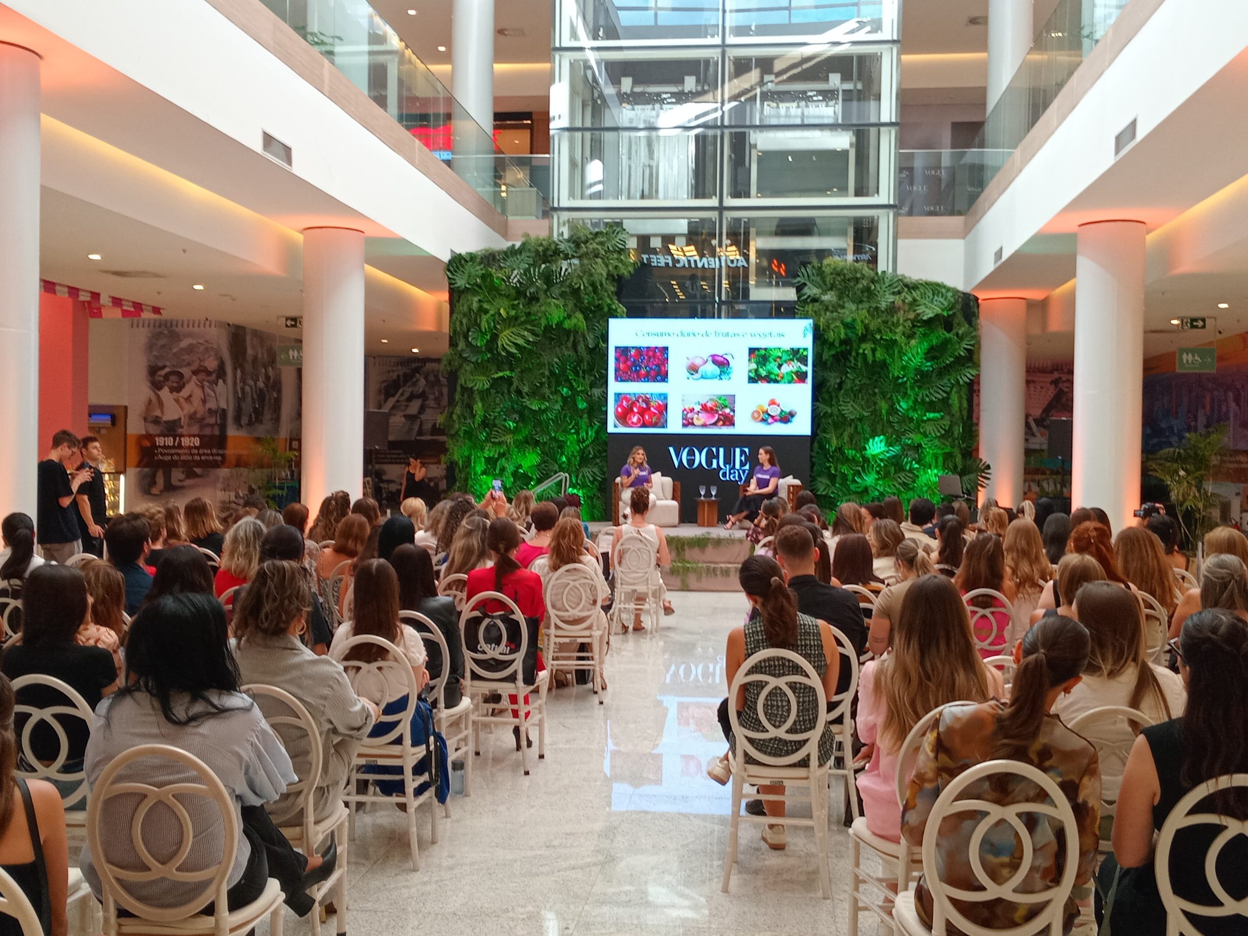 Moda e criatividade tomam conta do Catuaí Shopping em evento em parceria com a Vogue Moda e criatividade tomam conta do Catuaí Shopping em evento em parceria com a Vogue