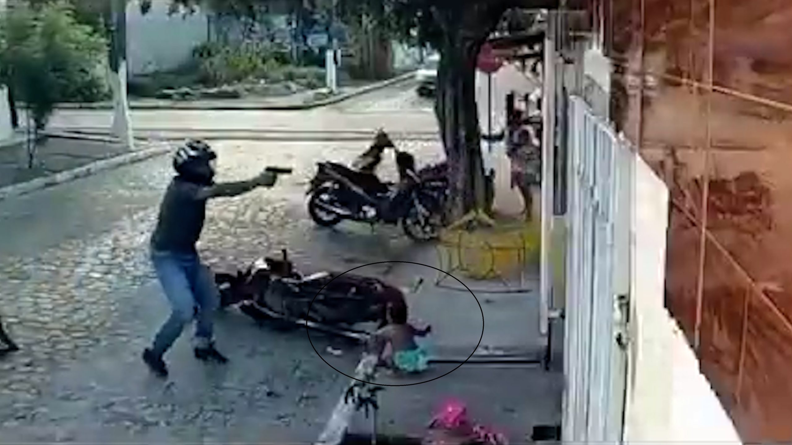 Bebê de 1 ano é abandonado pela mãe no meio de tiroteio; veja vídeo Bebê de 1 ano é abandonado pela mãe no meio de tiroteio; veja vídeo