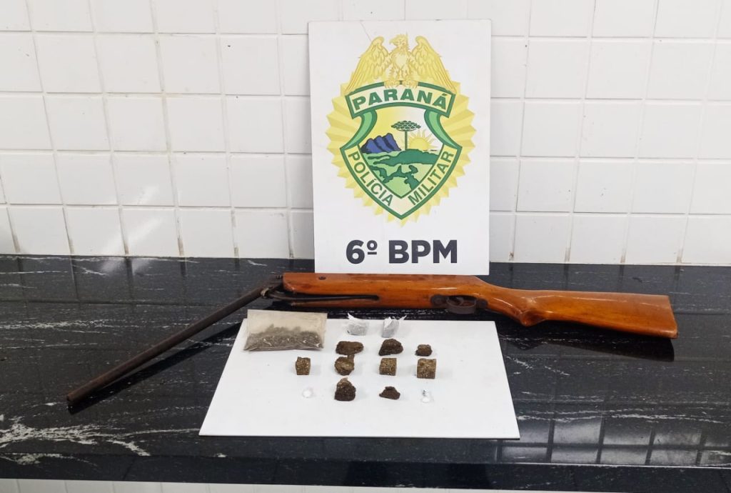 Menor é apreendido com espingarda e drogas em casa abandonada