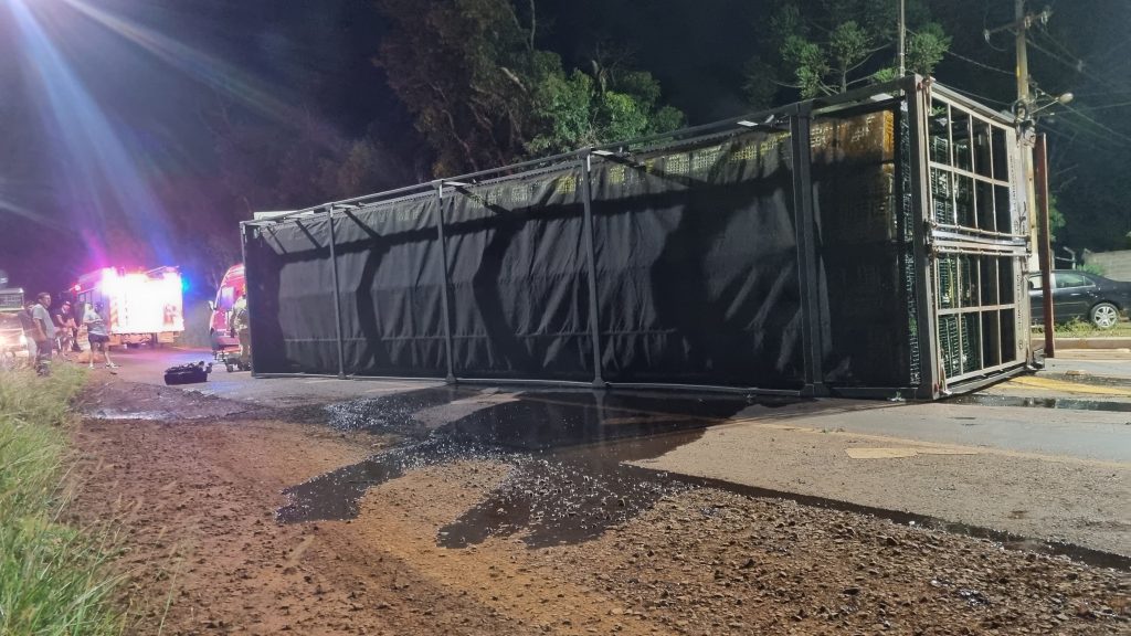 Caminhão tomba na Avenida Piquiri e motorista quebra o braço