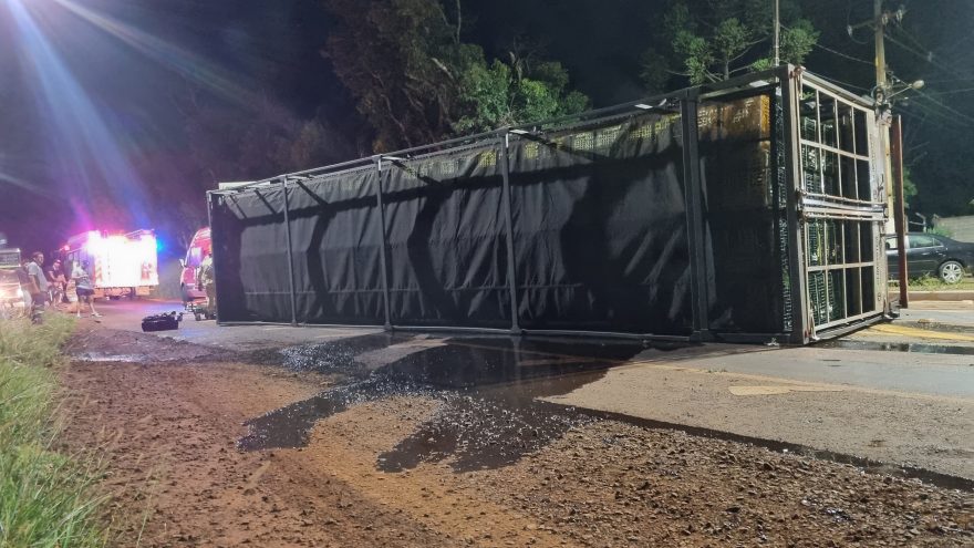 Caminhão tomba na Avenida Piquiri e motorista quebra o braço