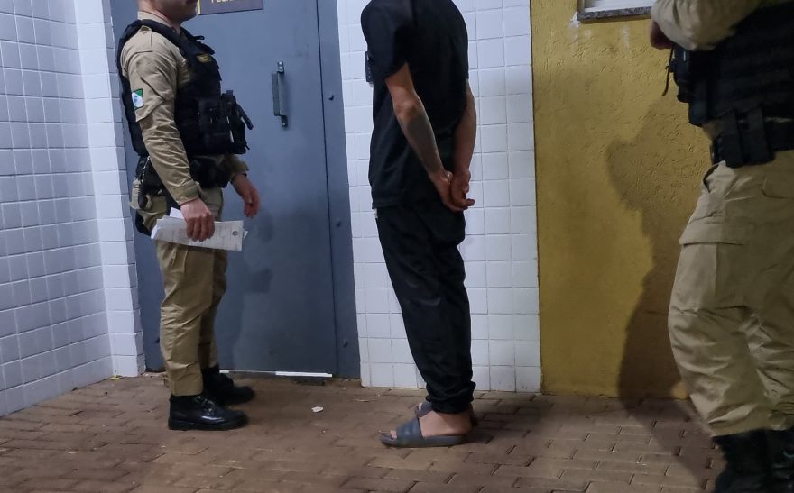 Jovem machão ameaça e destrói celular da namorada, mas fica ‘pianinho’ ao ser detido pela PM