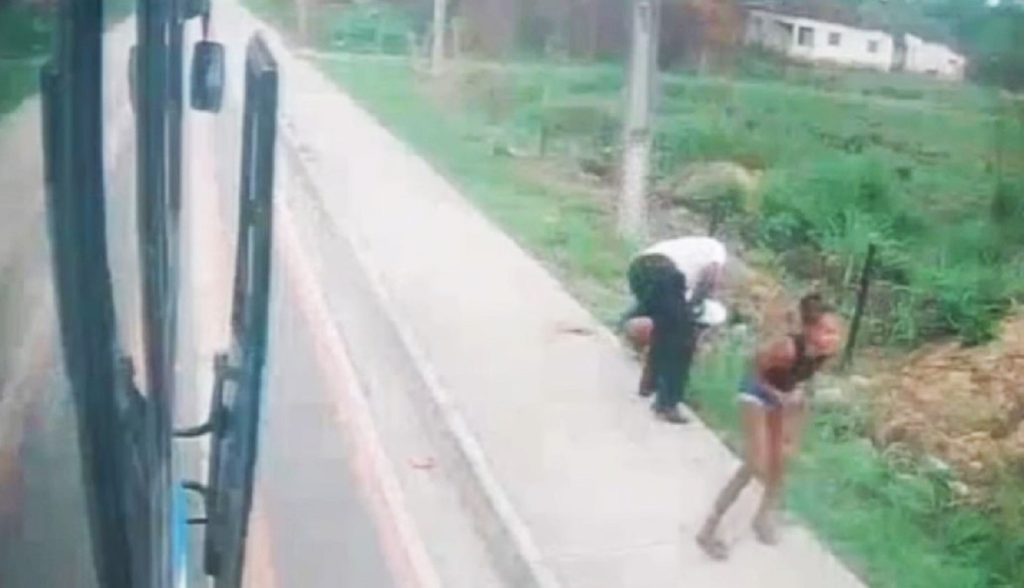 Vídeo: motorista de ônibus age rápido, realiza manobra de Heimlich e salva bebê de um ano
