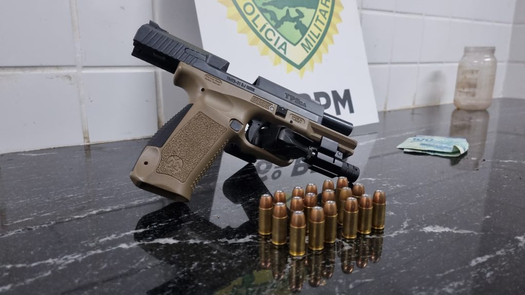 Jovem é preso pela PM com pistola turca municiada em bar no Santo Inácio
