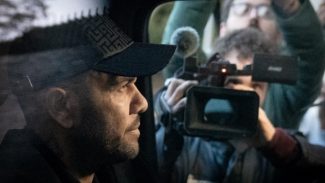 Daniel Alves tem passaportes liberados e pode voltar ao Brasil