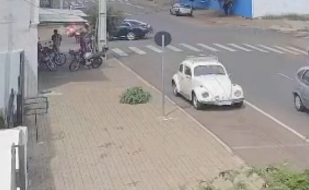 Vídeo mostra carro atingindo motociclista durante conversão à esquerda