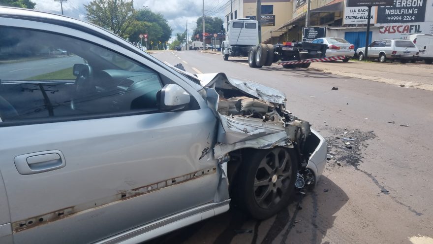 Forte colisão traseira entre Astra e caminhão é registrada na Avenida Rocha Pombo