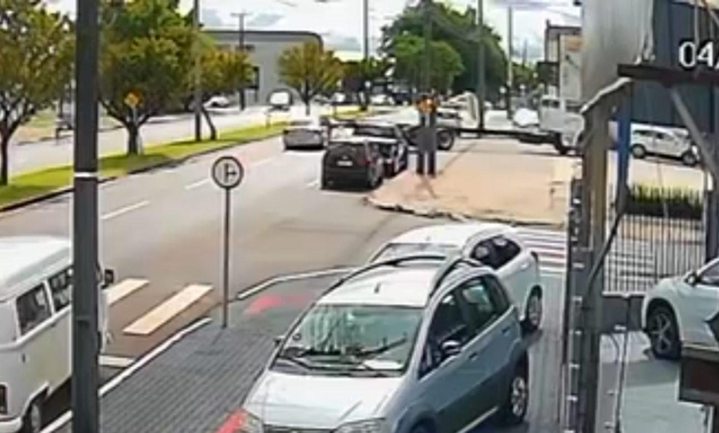 Vídeo mostra caminhão saindo de estacionamento e sendo atingido por Astra