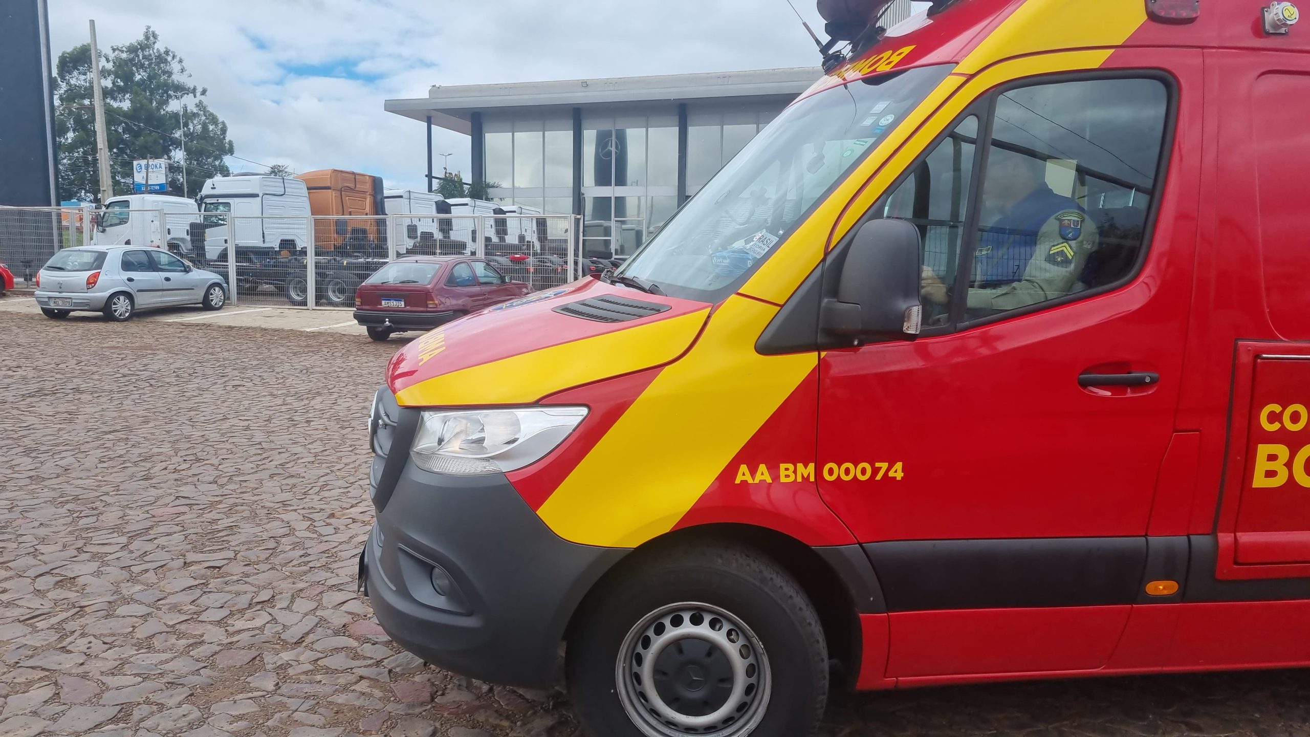 Vítima de queda é socorrida pelo Siate na BR-277, em Cascavel