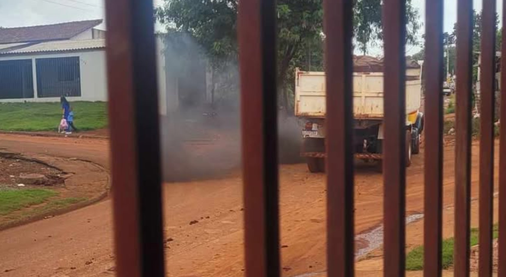 Caminhões derrubam terra e incomodam moradores de ruas no bairro Cascavel Velho