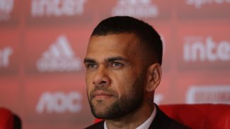 Movimento feminista protesta contra revogação da pena de Daniel Alves