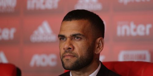 Movimento feminista protesta contra revogação da pena de Daniel Alves Imagem referente a Movimento feminista protesta contra revogação da pena de Daniel Alves