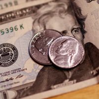 Imagem referente a Dólar sobe para R$ 5,83 após retaliação da China a tarifas de Trump