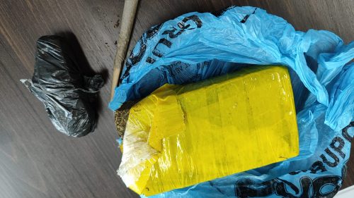 Adolescente é apreendido com drogas no Bairro Presidente em Cascavel Adolescente é apreendido com drogas no Bairro Presidente em Cascavel