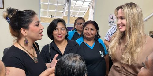 Atriz Angelina Jolie visita centro de imigrantes e refugiados em SP Imagem referente a Atriz Angelina Jolie visita centro de imigrantes e refugiados em SP