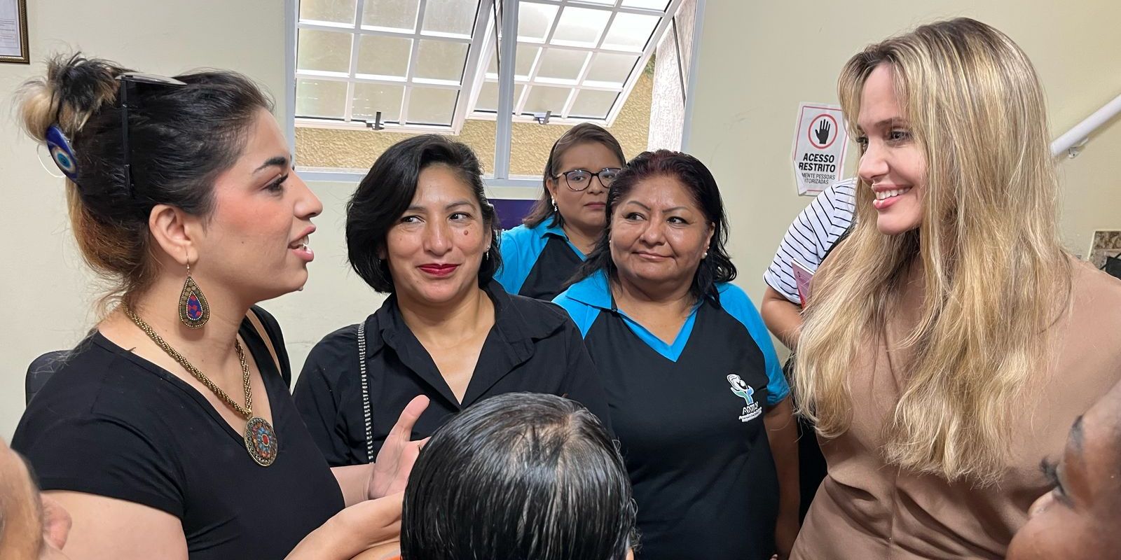 Atriz Angelina Jolie visita centro de imigrantes e refugiados em SP