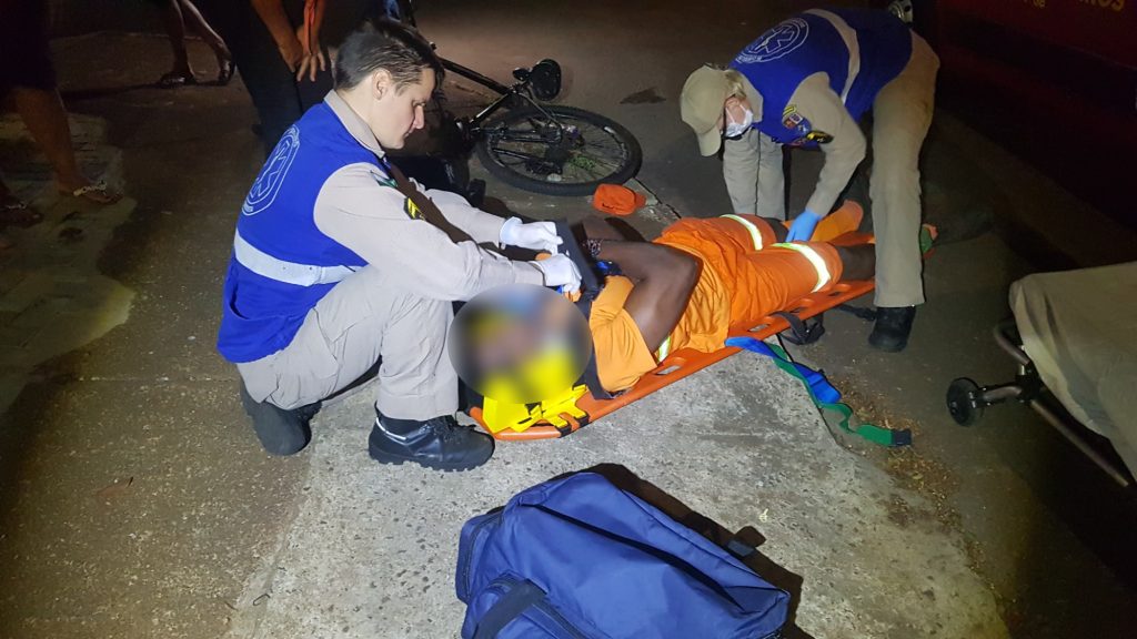 Ciclista fica ferido ao colidir contra carro no Bairro Santa Cruz