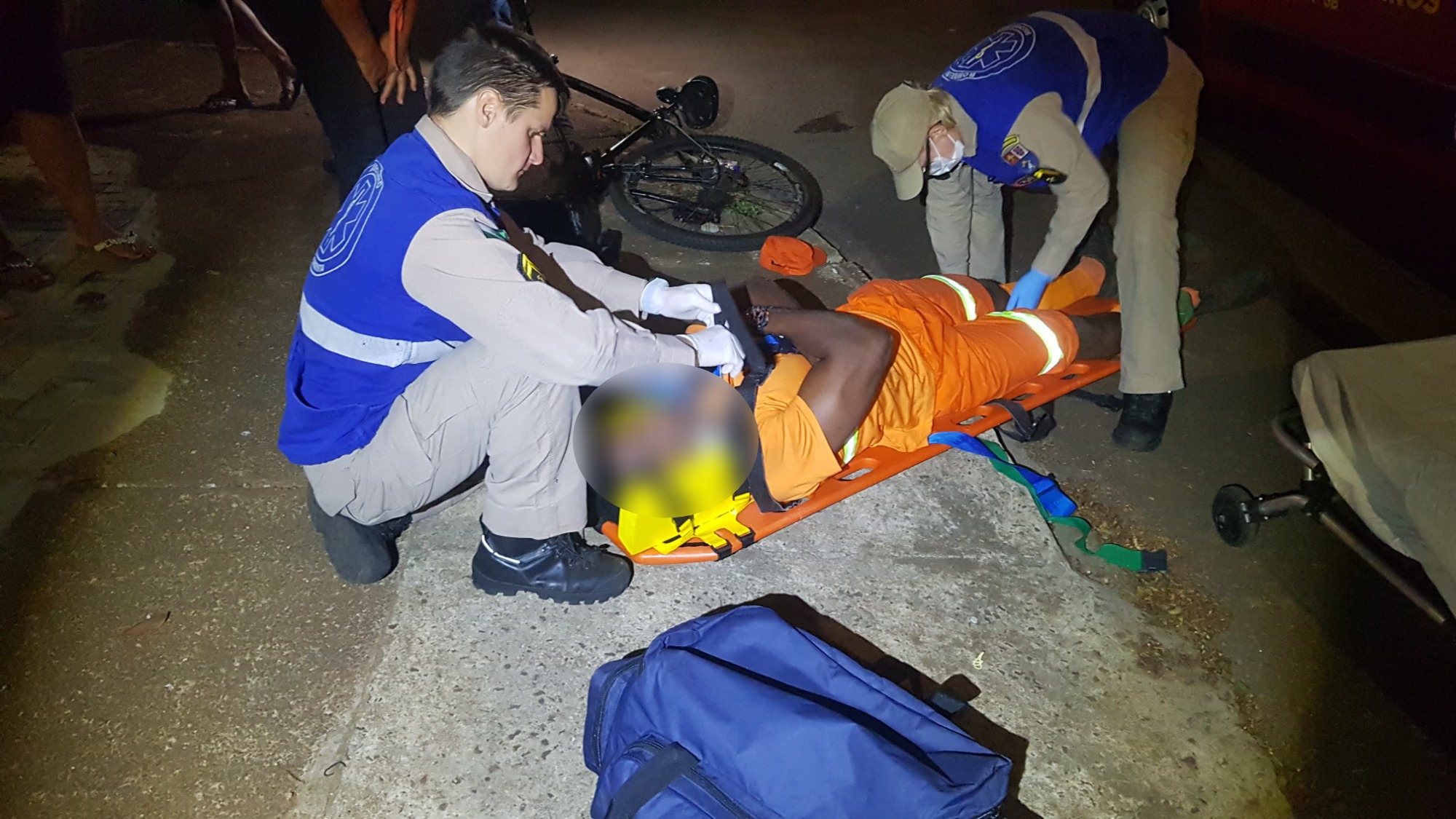 Ciclista fica ferido ao colidir contra carro no Bairro Santa Cruz