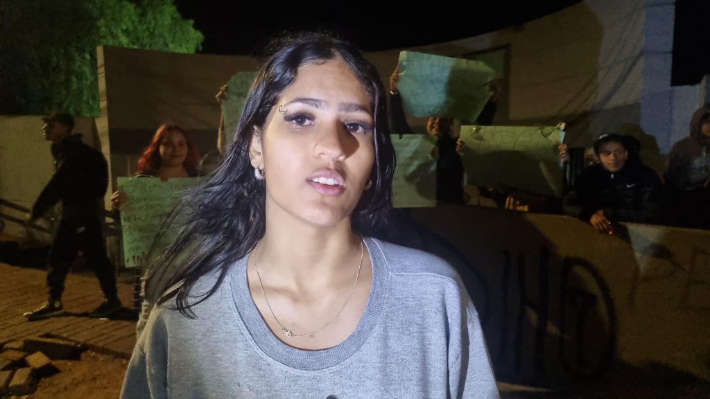 Estudantes fazem protesto em frente ao Colégio Estadual Jardim Interlagos