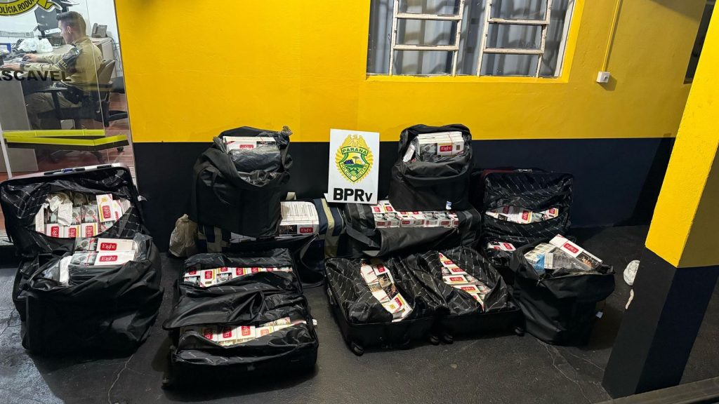 PRE apreende cigarros e celulares após abordar ônibus na BR-369, em Cascavel