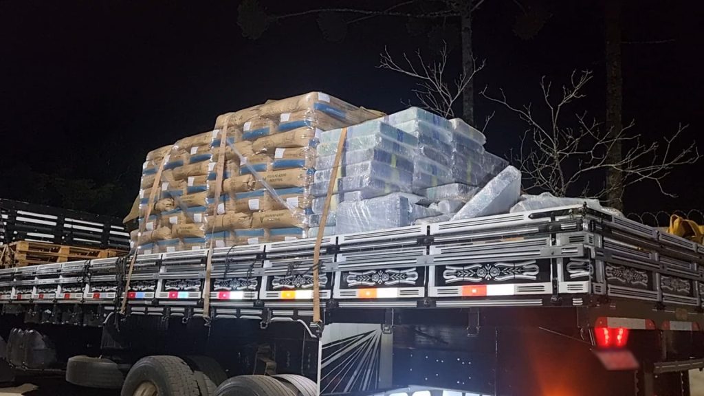 PRF intercepta caminhão carregado com 2 toneladas de maconha em meio a carga de polvilho azedo em Cascavel