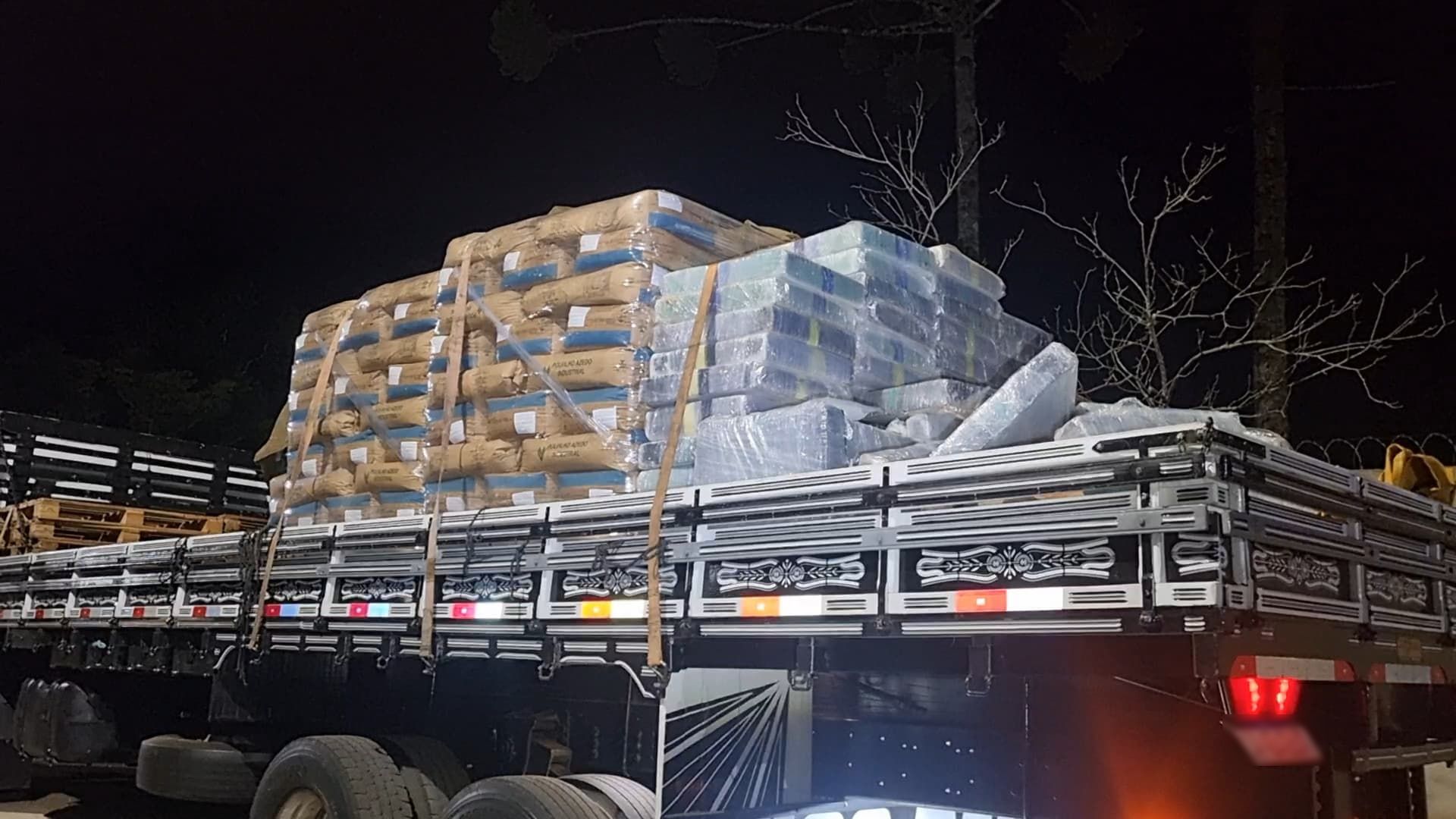 PRF intercepta caminhão carregado com 2 toneladas de maconha em meio a carga de polvilho azedo em Cascavel
