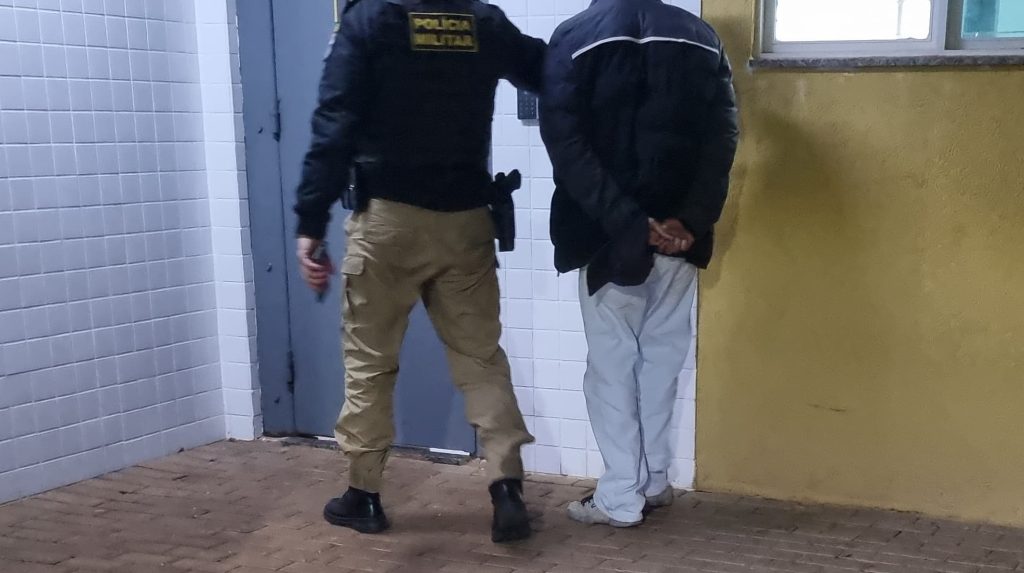 Adolescente é detido por pilotar embriagado e tentar fugir da PM no Santa Felicidade