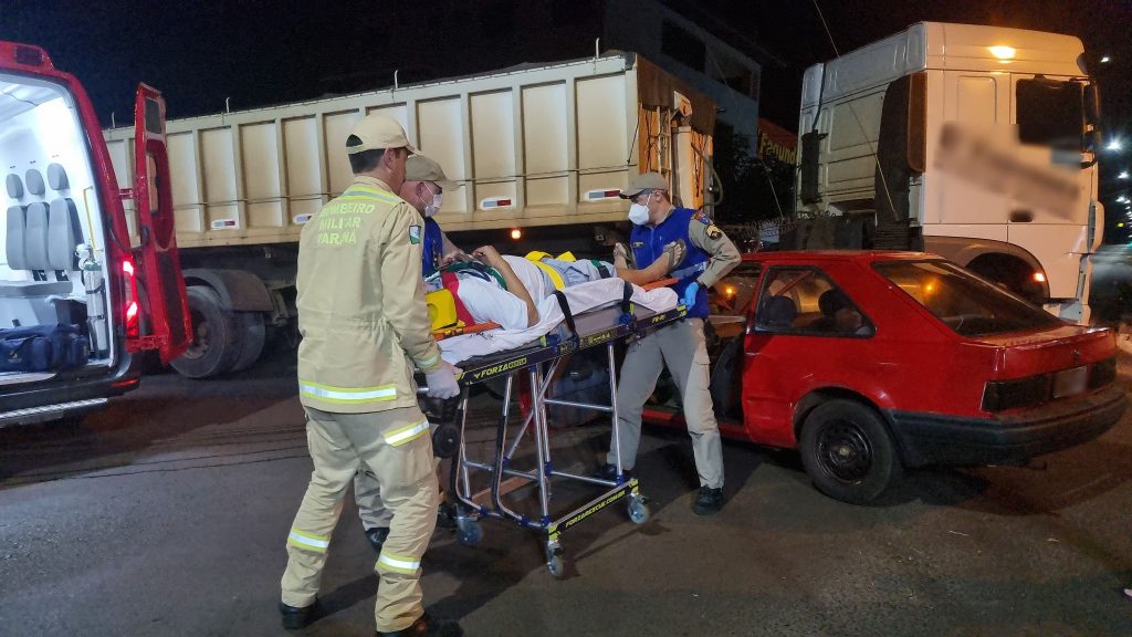 Condutor de Ford Escort fica ferido após colisão com carreta bitrem na Rua Itália