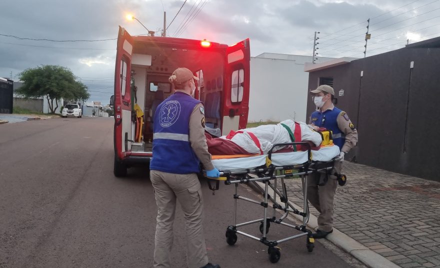 Mulher de 55 anos é socorrida após sofrer queda em escada de residência no Tropical