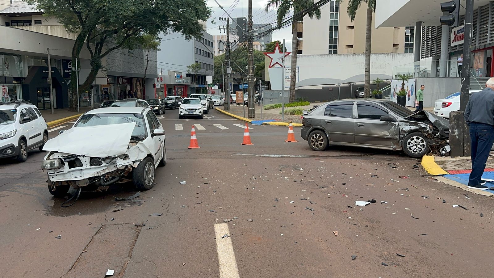 Forte colisão entre carros danifica semáforo no Centro