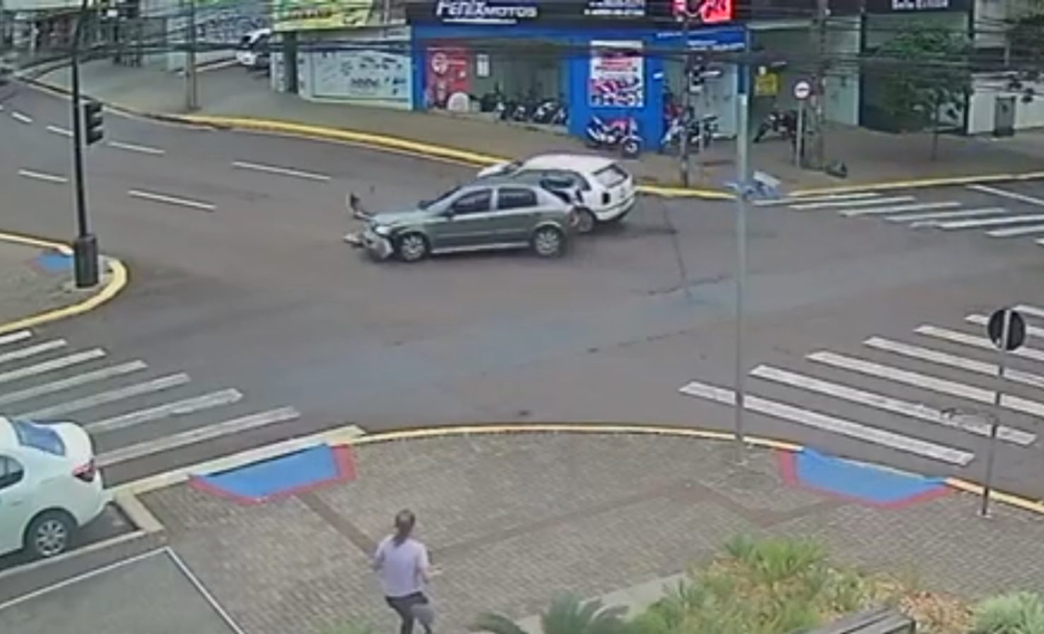Quem avançou? Câmera flagra colisão em cruzamento controlado por semáforo e radar no Centro
