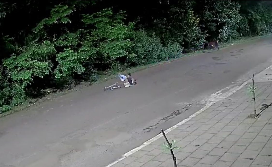 Vídeo: Ladrão se 'esborracha' no chão ao não conseguir carregar produtos furtados Vídeo: Ladrão se 'esborracha' no chão ao não conseguir carregar produtos furtados