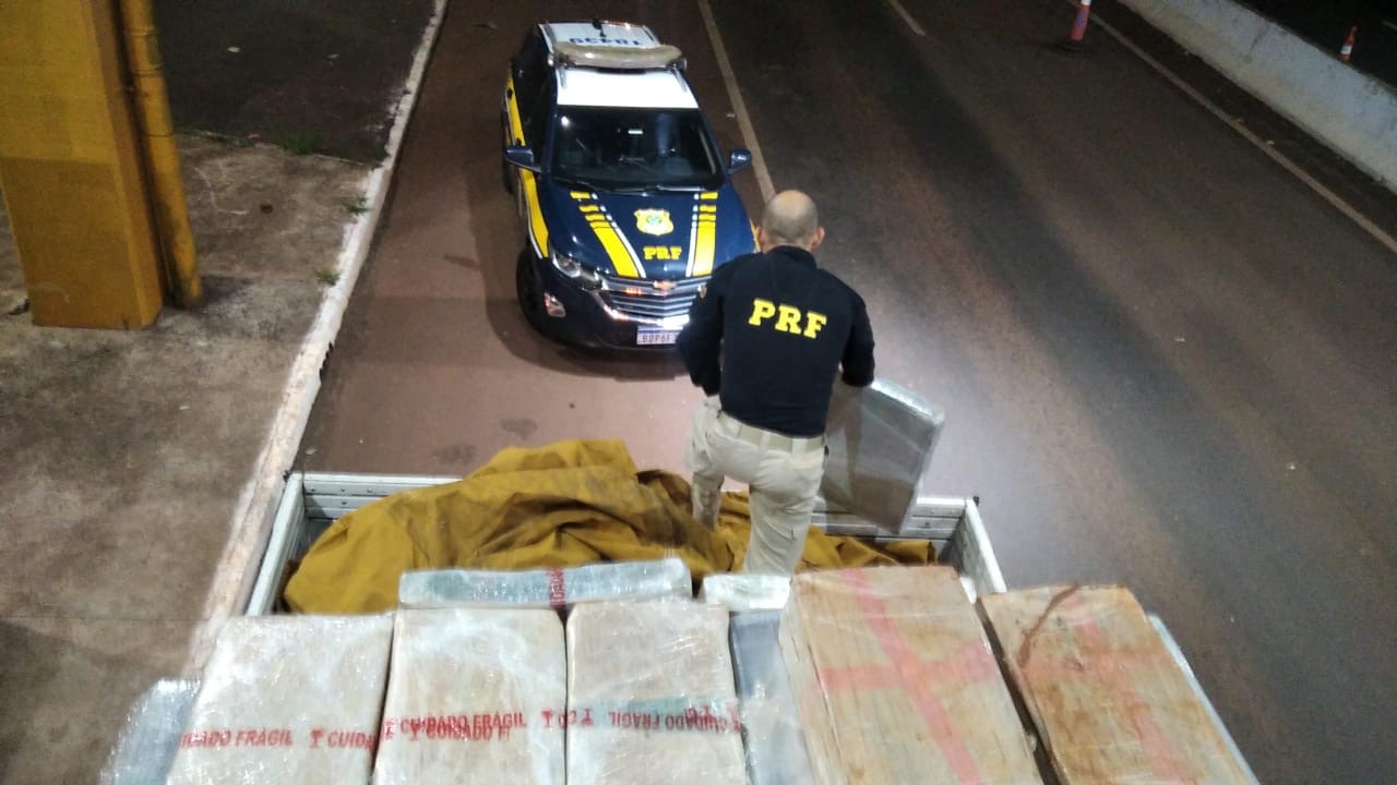 PRF divulga detalhes de apreensão de caminhão com mais de 2 toneladas de maconha PRF divulga detalhes de apreensão de caminhão com mais de 2 toneladas de maconha