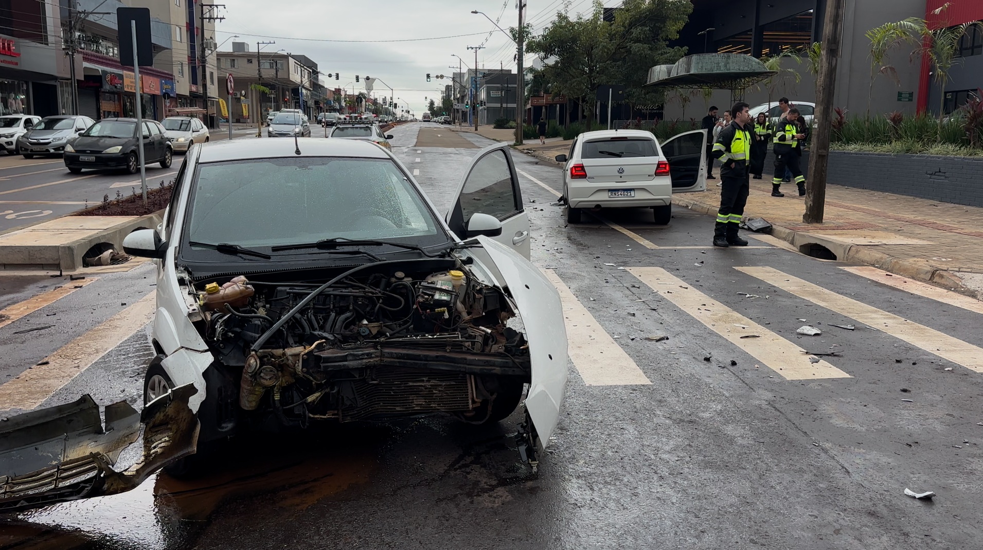 Frente de Fiesta fica destruída em acidente na Avenida Carlos Gomes Frente de Fiesta fica destruída em acidente na Avenida Carlos Gomes