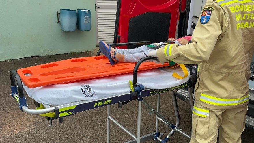 Menino de seis anos é socorrido após cair de escada em Associação às margens da BR-467, em Cascavel