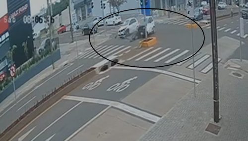 Câmera registra forte colisão entre Fiesta e Gol na Avenida Carlos Gomes Câmera registra forte colisão entre Fiesta e Gol na Avenida Carlos Gomes