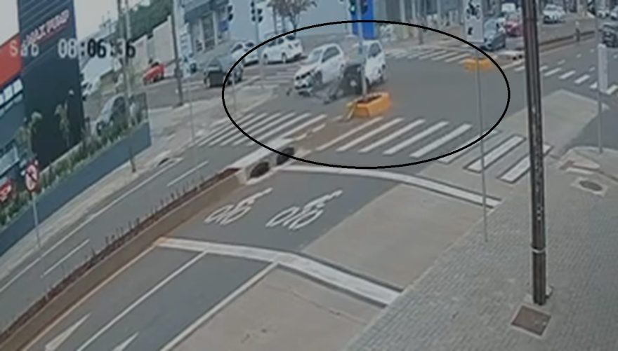 Câmera registra forte colisão entre Fiesta e Gol na Avenida Carlos Gomes