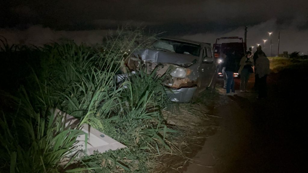 Hilux atinge poste na marginal da PRc-467 em Cascavel