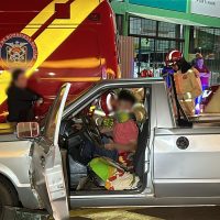 Homem fica encarcerado em acidente na Avenida Carlos Gomes Imagem referente a Homem fica encarcerado em acidente na Avenida Carlos Gomes