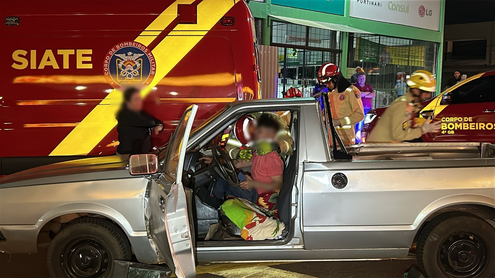 Homem fica encarcerado em acidente na Avenida Carlos Gomes