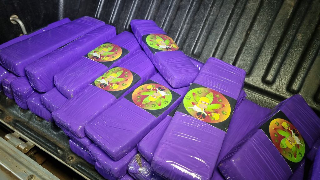 Casal é preso com 20kg de maconha em fundo falso de Saveiro na BR-277; cachorrinho também é levado para delegacia
