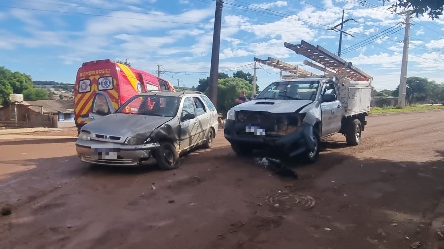 Colisão frontal entre Palio e Hilux deixa mulher ferida no Floresta