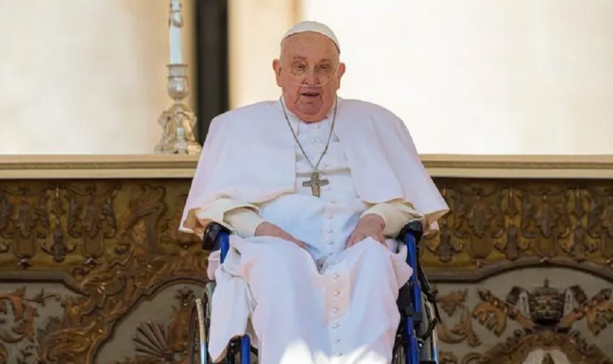 Papa faz primeira aparição pública em celebração no Vaticano após hospitalização por pneumonia